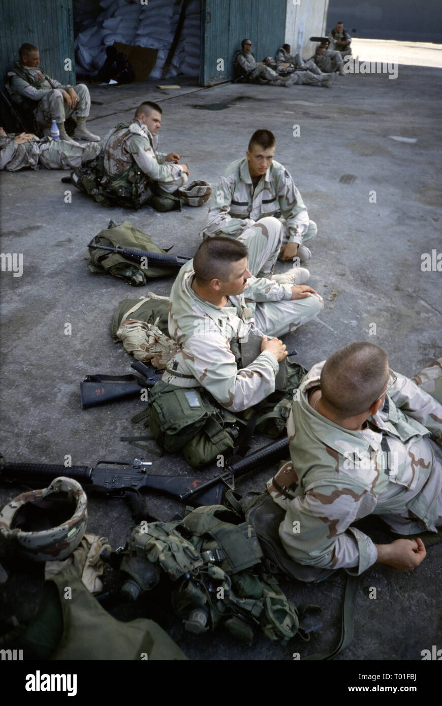 29 Octobre 1993 Des soldats de l'armée américaine de la 24e Division d'infanterie, reste à l'ombre après avoir tout juste arrivés par bateau du nouveau port de Mogadiscio en Somalie. Banque D'Images