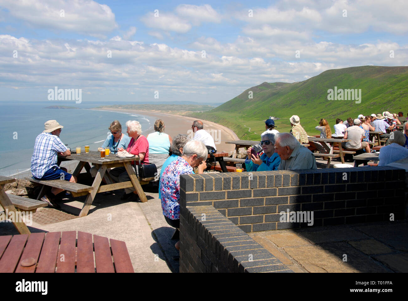 Les gens assis à un restaurant en plein air, Rhossili Bay, Gower, au Pays de Galles Banque D'Images