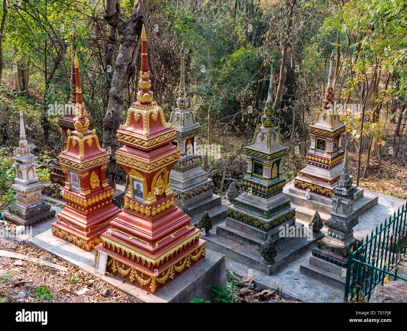 Les stupas de décoration au monastère bouddhiste Wat Phoy Khuay, Luang Prabang, Laos Banque D'Images