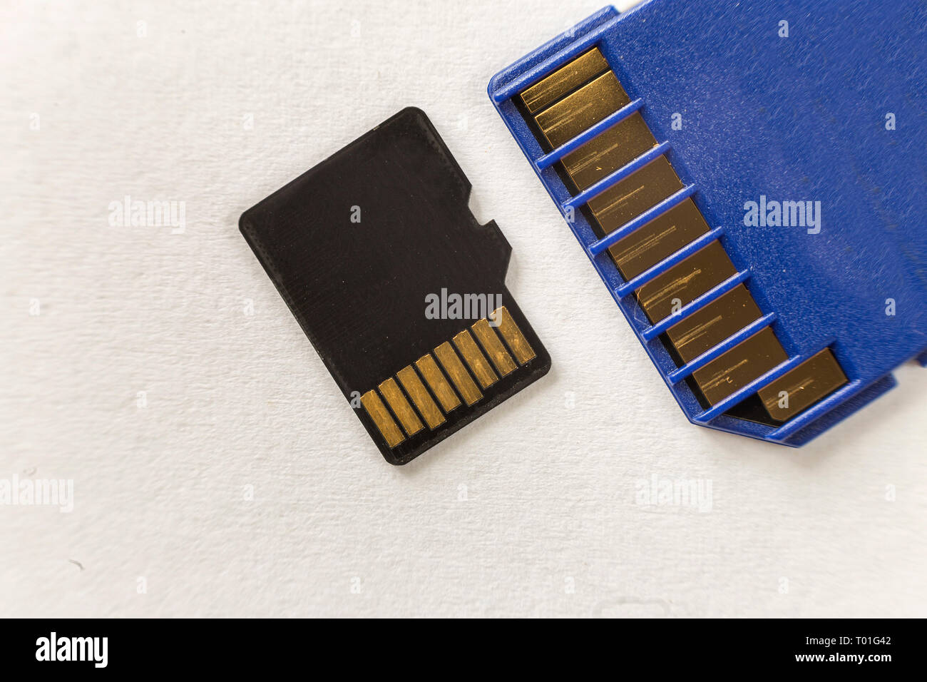 Close-up de carte mémoire micro SD et adaptateur SD isolé sur fond blanc l'espace de copie. Concept de la technologie moderne. Banque D'Images