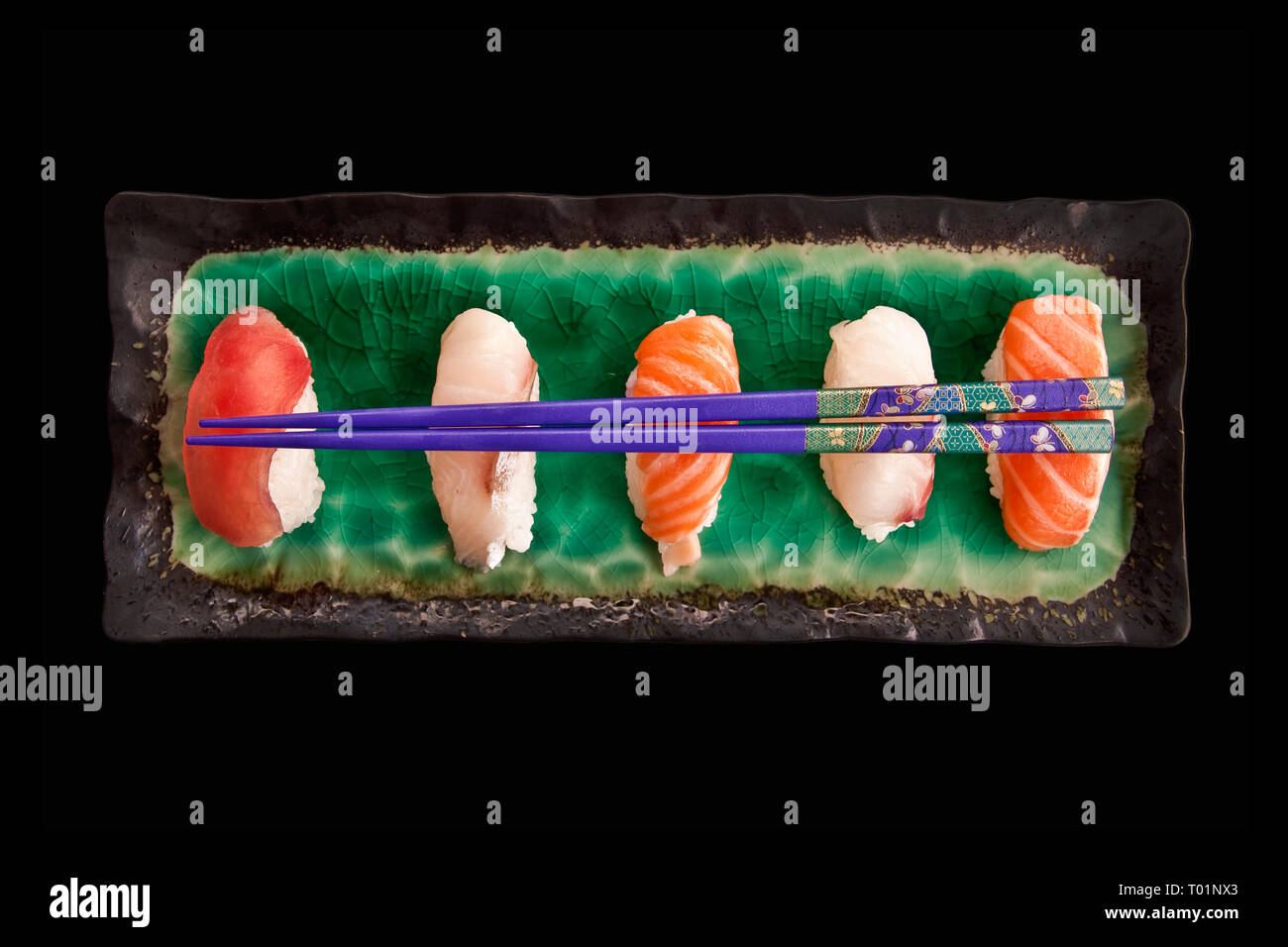 Vue de dessus d'un plateau de sushis isolé sur fond noir Banque D'Images