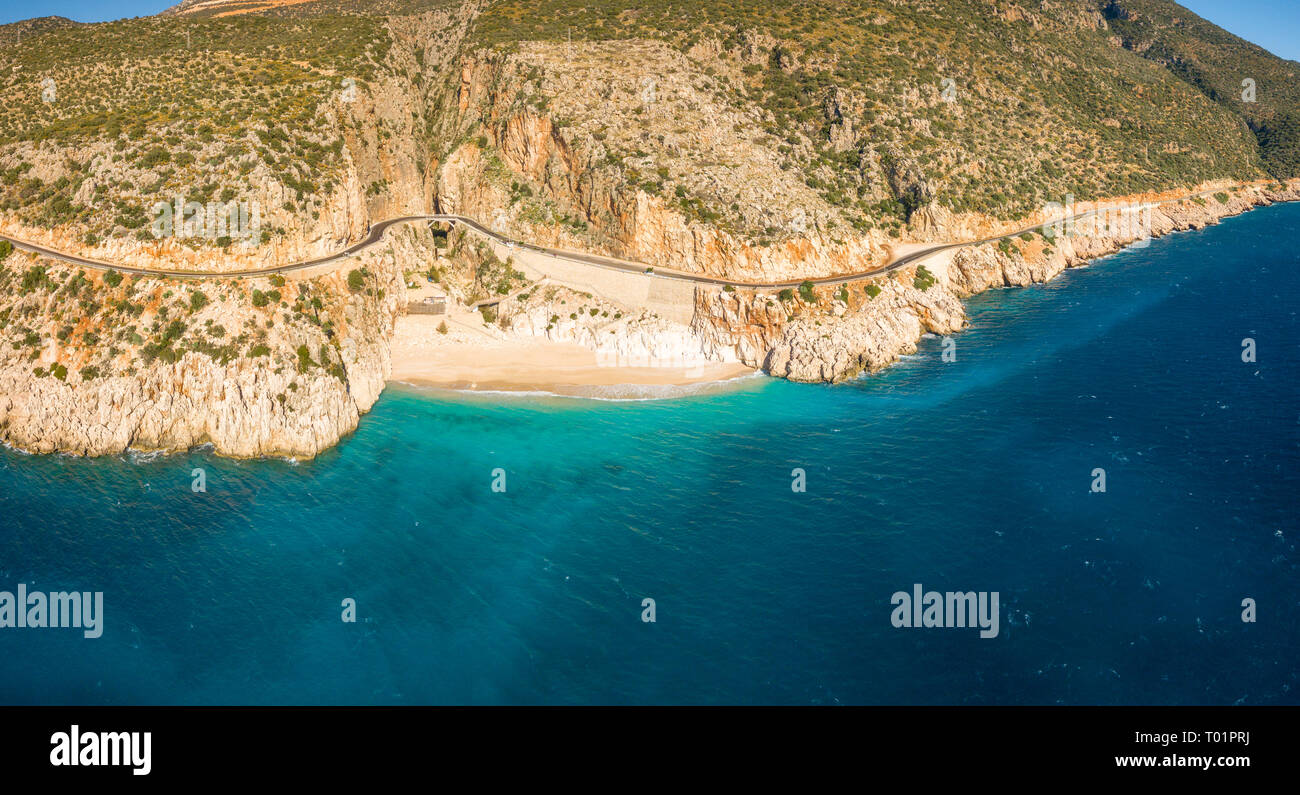 Drone angle élevé vue panoramique sur les falaises et les eaux turquoises de la mer Méditerranée à la plage de Kaputas en Turquie Banque D'Images