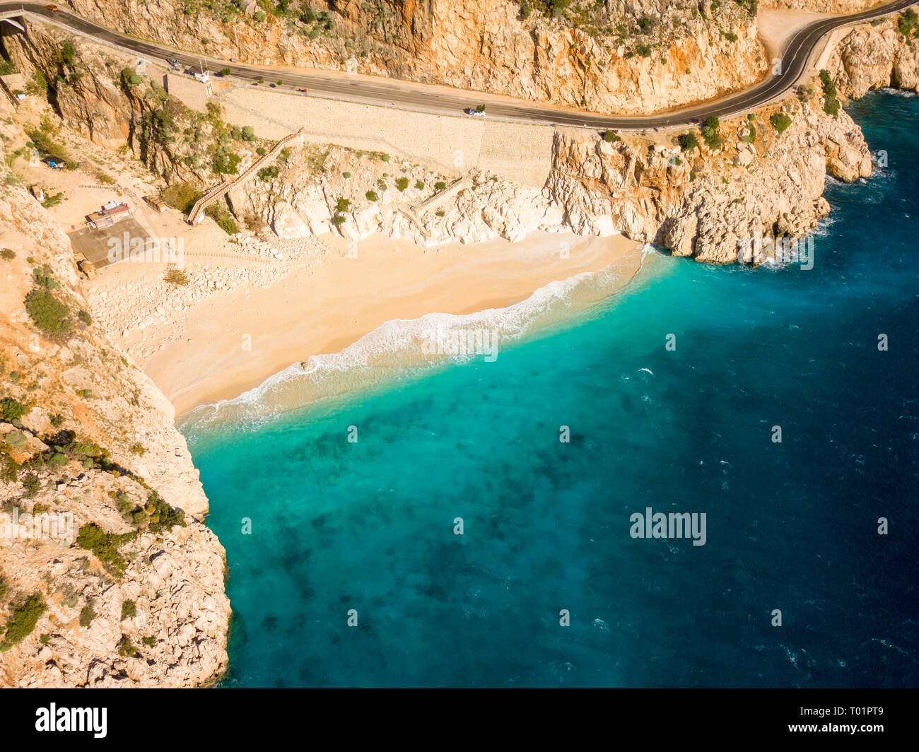 Vue aérienne oblique drone d'un océan à plage de sable fin et de la route à la Turquie, Kaputas Banque D'Images