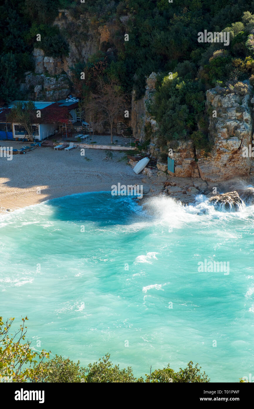 Portrait de l'eau turquoise de la mer Méditerranée au Mermaid Beach à Kas, Turquie. La verticale Banque D'Images