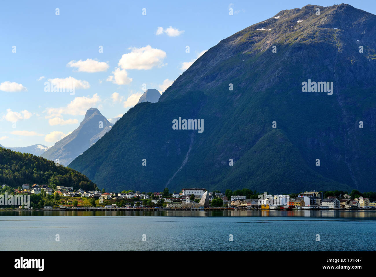 La capitale de l'alpinisme Andalsnes Norvège sur la rive du Romsdalsfjord avec le Troll Wall montagnes derrière. Banque D'Images