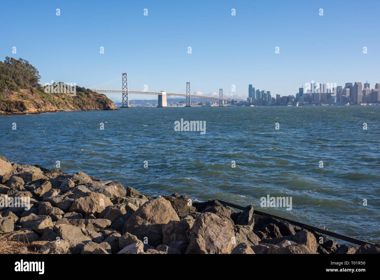 Le Bay Bridge peut être vu depuis les rives de l'île au trésor et l'île de Yerba Buena à San Francisco. Banque D'Images