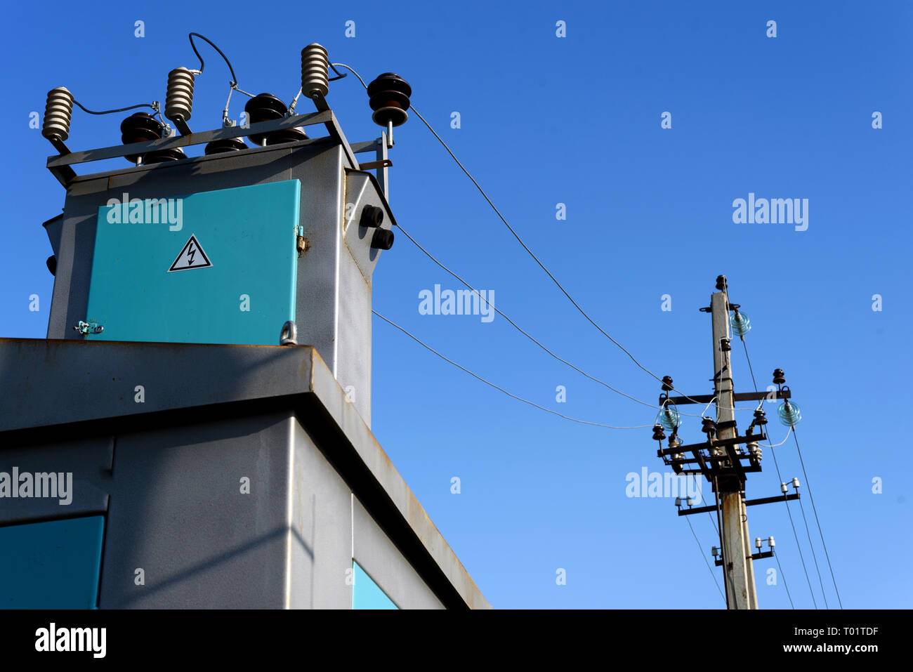 Image d'une sous-station électrique et lignes électriques sur un ciel bleu à l'extérieur pendant la journée Banque D'Images
