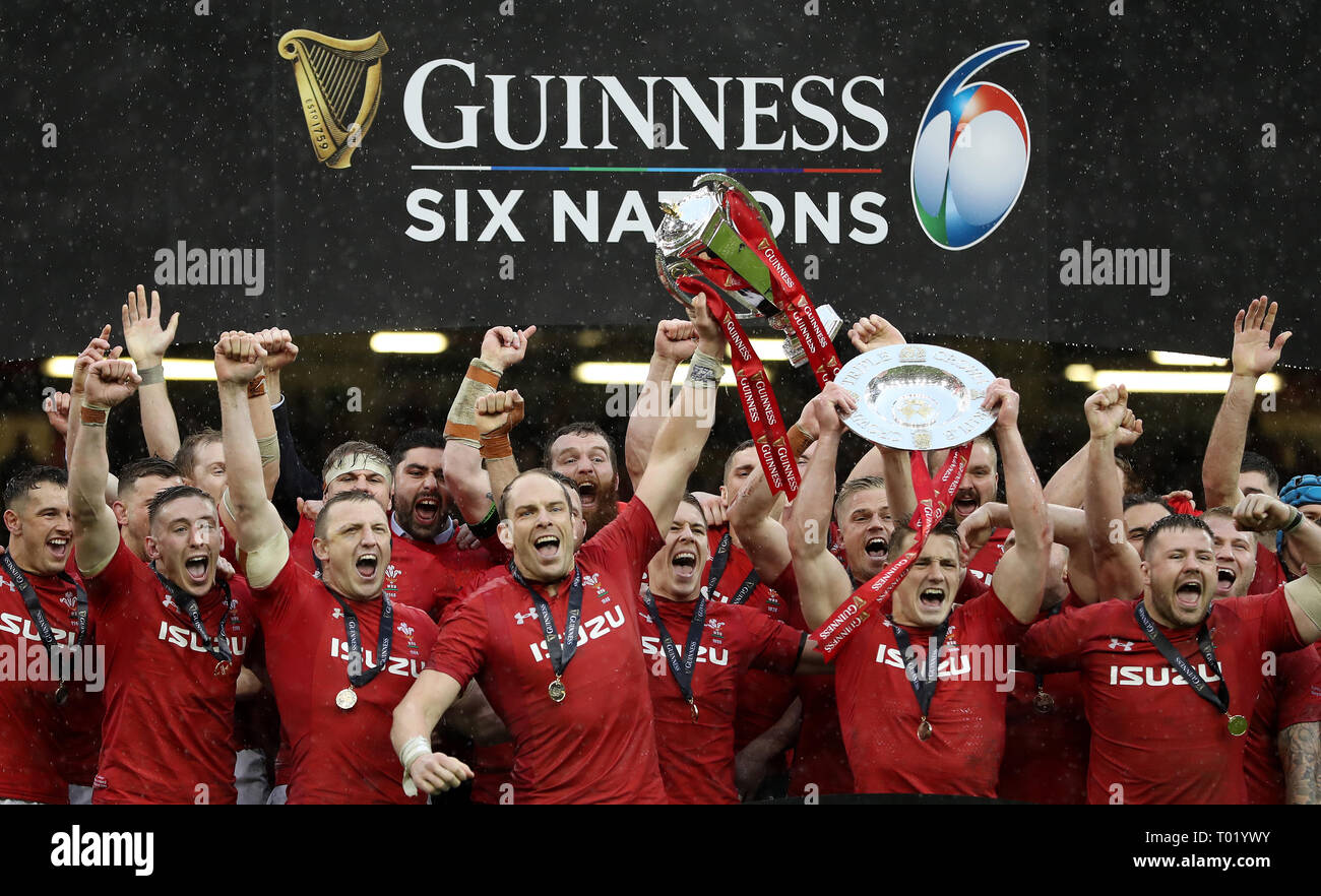 Pays de Galles célébrer remportant le Grand Chelem dans le Guinness 6 Nations match au stade de la Principauté, Cardiff. Banque D'Images