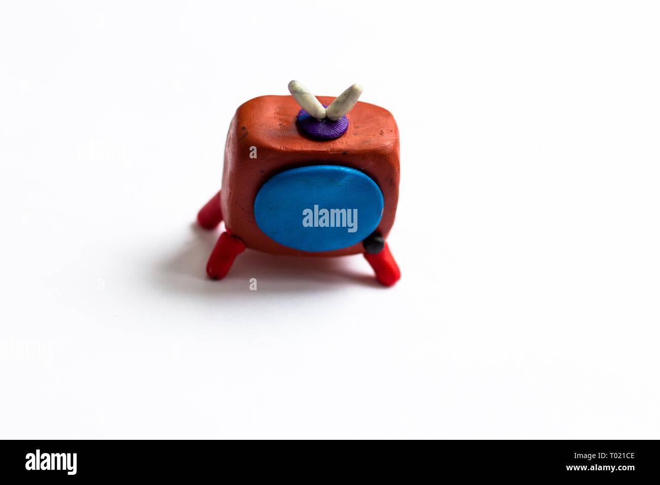 La TV n'est pas de grande taille avec une teinte marron avec un écran bleu et de petites antennes faites de pâte à modeler. Banque D'Images