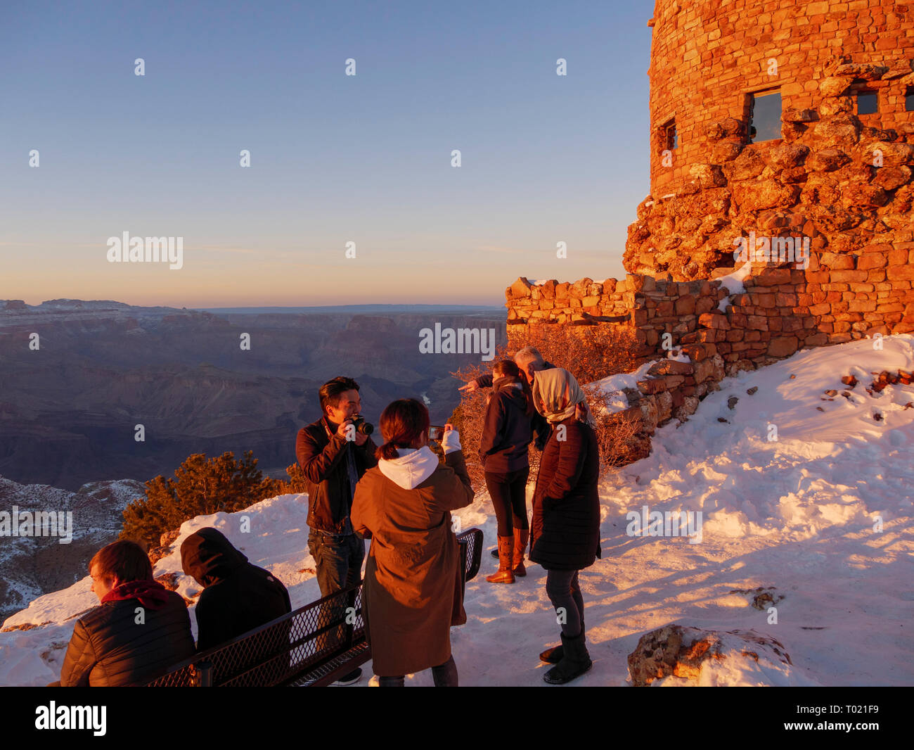 Les touristes à Desert View Watchtower et donnent sur. Le Parc National du Grand Canyon, Arizona. Banque D'Images Les touristes à Desert View Watchtower et donnent sur. Le Parc National du Grand Canyon, Arizona. Banque D'Images