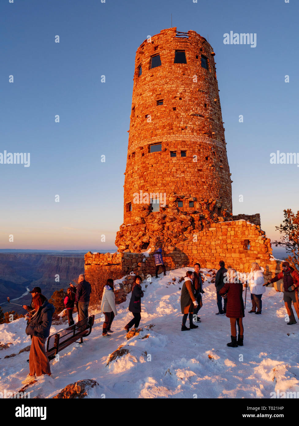 Les touristes à Desert View Watchtower et donnent sur. Le Parc National du Grand Canyon, Arizona. Banque D'Images Les touristes à Desert View Watchtower et donnent sur. Le Parc National du Grand Canyon, Arizona. Banque D'Images