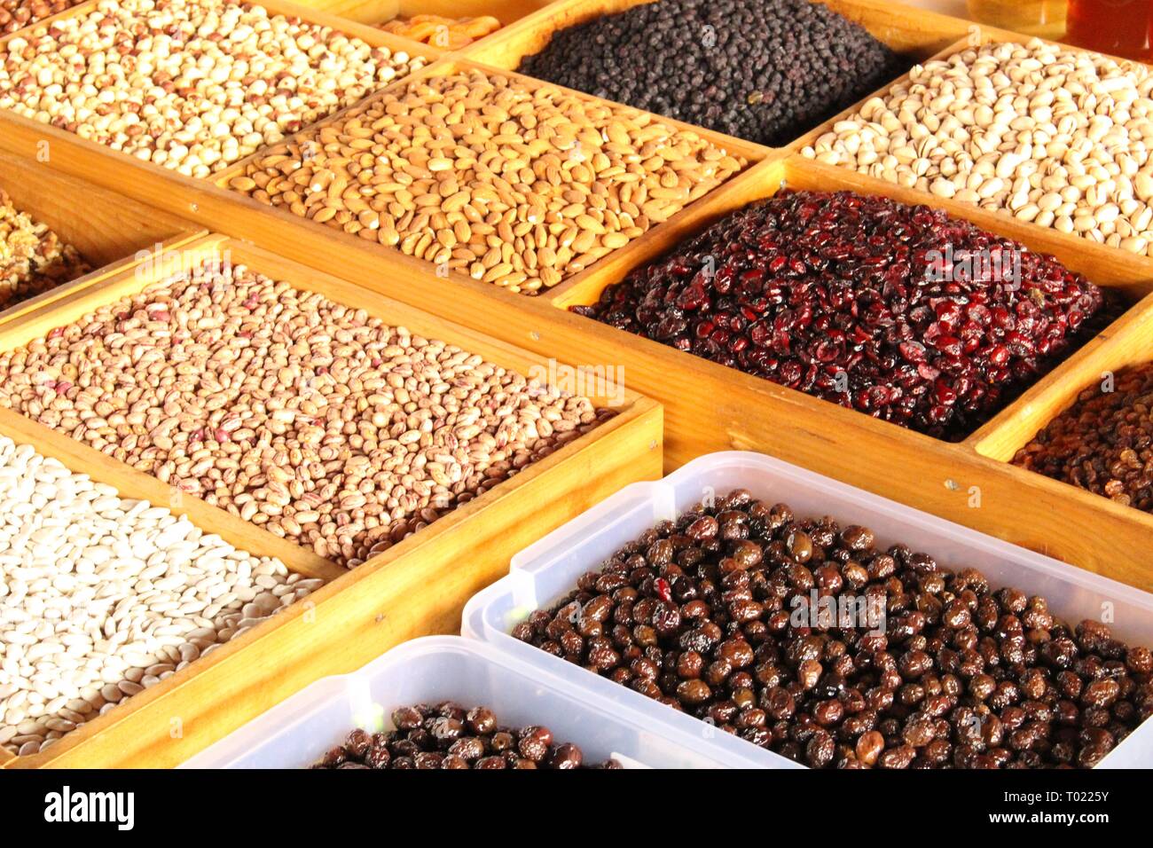 Les noix et fruits secs dans des caisses à l'ensemble du marché alimentaire les agriculteurs Banque D'Images