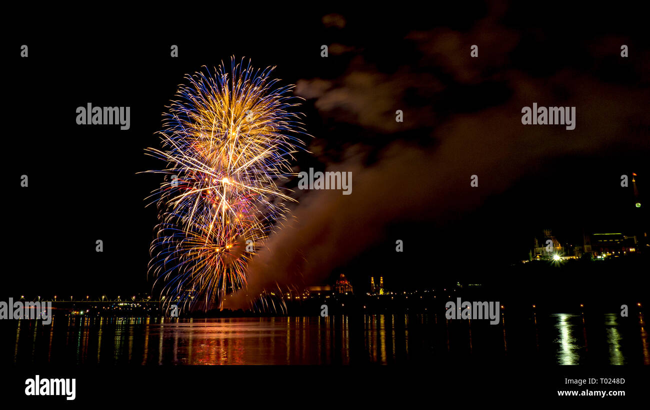 Feux d'artifice illuminent le ciel à Ottawa, Canada Banque D'Images