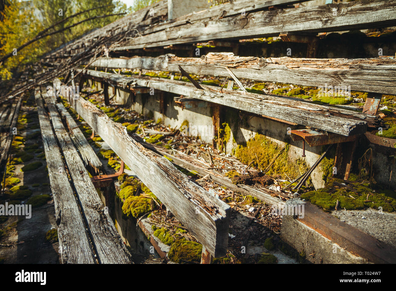 Ancien stade de football de la zone d'exclusion de Tchernobyl. Dans la zone radioactive ville Pripyat abandonnée - ville fantôme. L'histoire de la catastrophe de Tchernobyl Banque D'Images