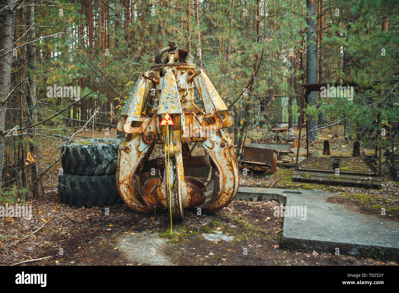 Signe de rayonnement - triangulaire jaune avertissement signe de risque de rayonnement dans la zone de retombées radioactives dans la ville de Pripyat. Zone d'exclusion de Tchernobyl Banque D'Images