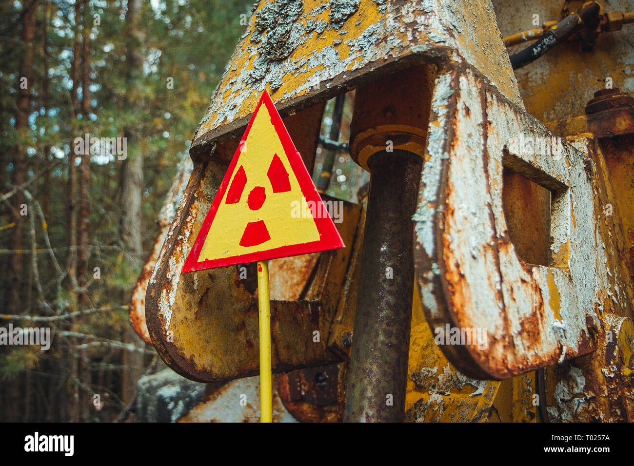 Signe de rayonnement - triangulaire jaune avertissement signe de risque de rayonnement dans la zone de retombées radioactives dans la ville de Pripyat. Zone d'exclusion de Tchernobyl Banque D'Images
