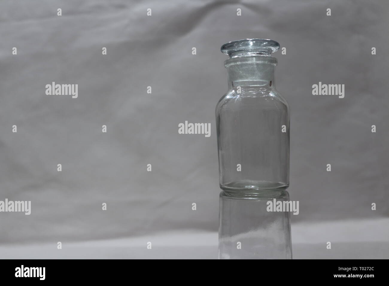 Contenant en verre avec la réflexion Banque D'Images