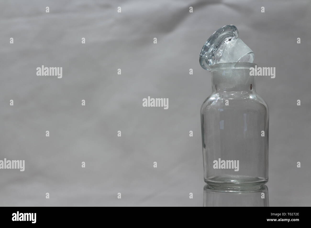 Contenant en verre avec la réflexion Banque D'Images