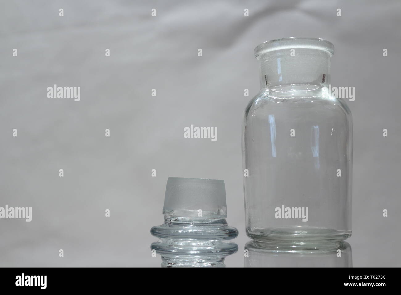 Contenant en verre avec la réflexion Banque D'Images