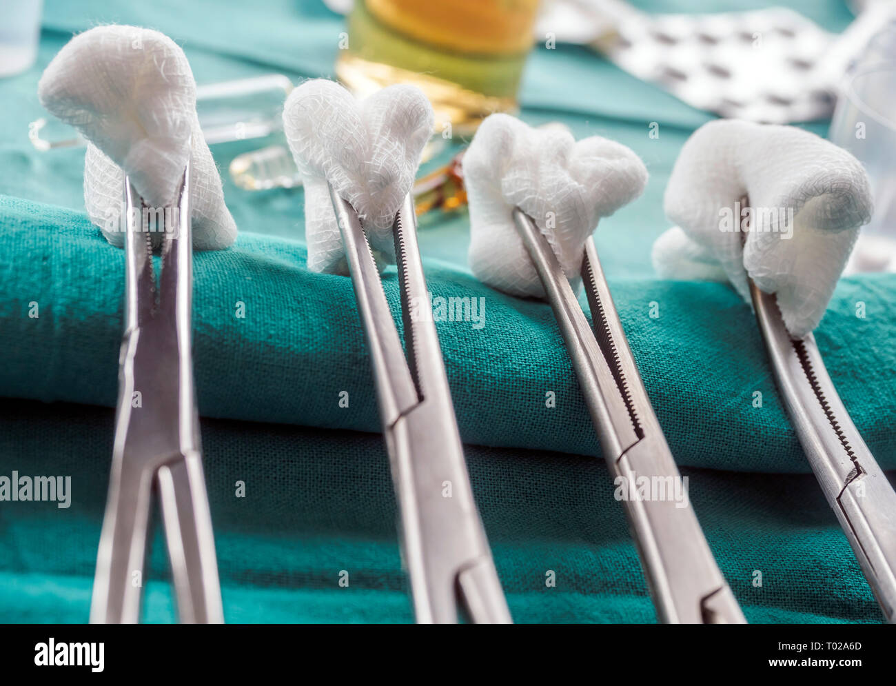 Ciseaux avec torundas chirurgicale dans une salle d'opération, la composition horizontale, conceptual image Banque D'Images
