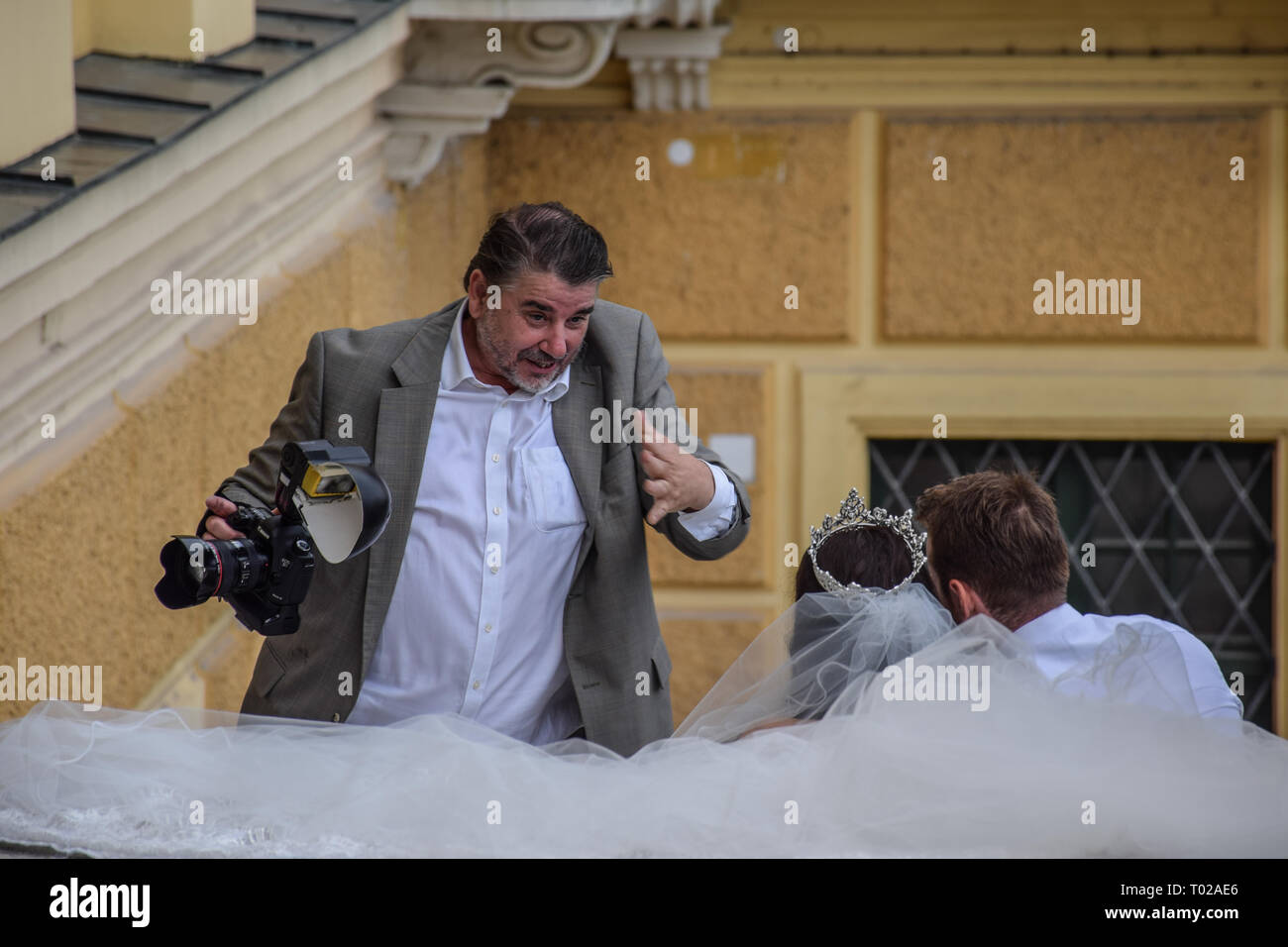 Vienne, Autriche, Septembre 15, 2019 , - Un photographe de mariage qui dirige les photos des mariés en palais de Schonbrunn. Le photographe Banque D'Images