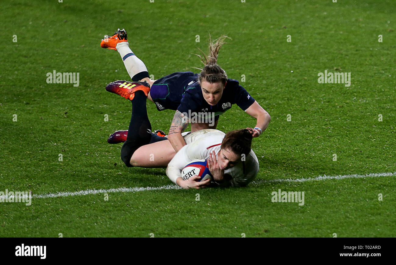 Emily l'Angleterre scores Scarratt sa 9ème côté essayer pendant le match des Six Nations au stade de Twickenham, Londres. Banque D'Images