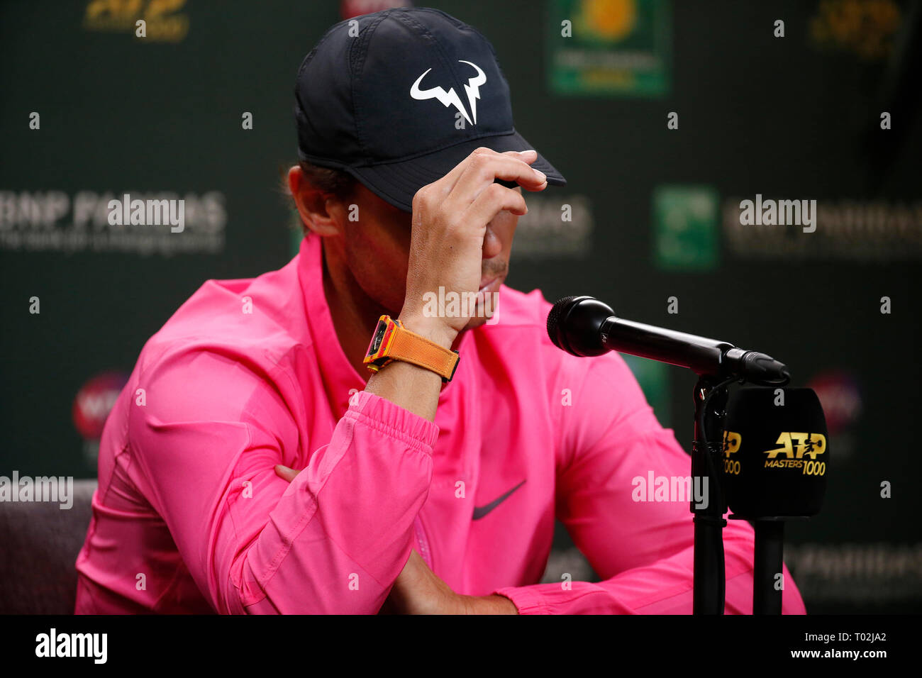 Californie, USA. 16 mars 2019. Rafael Nadal (ESP) s'adresse aux représentants des médias après le retrait en raison de la blessure de sa demi-finale du tournoi contre Roger Federer (SUI) au 2019 BNP Paribas Open à Indian Wells Tennis Garden à Indian Wells, en Californie. Charles Baus/CSM Crédit : Cal Sport Media/Alamy Live News Banque D'Images