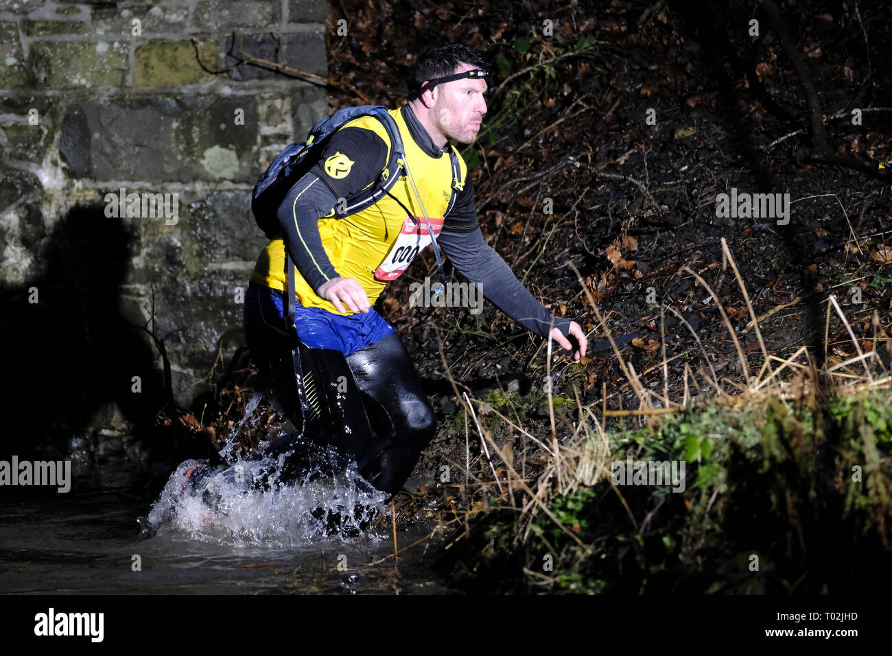 INNERLEITHEN, Traquair House & Estate, au Royaume-Uni. 16.Mar.2019. 13e course aventure Deerstalker puissant Légende : glissières de participer au défi de la puissante, Deerstalker obstacles d'eau, qu'un des obstacles de la 13e course de rat Mighty Deerstalker, Sports d'aventure. La plus farfelue, nuit, le trail running événement dans l'agenda 3000 britannique hardy trail runners se rendront à Traquair House, Innerleithen, dans la région des Scottish Borders, pour le puissant Deerstalker, le plus grand et le plus dur "il en tweed' course nocturne à thème à être organisé au Royaume-Uni. (Photo : Rob Gray) Banque D'Images