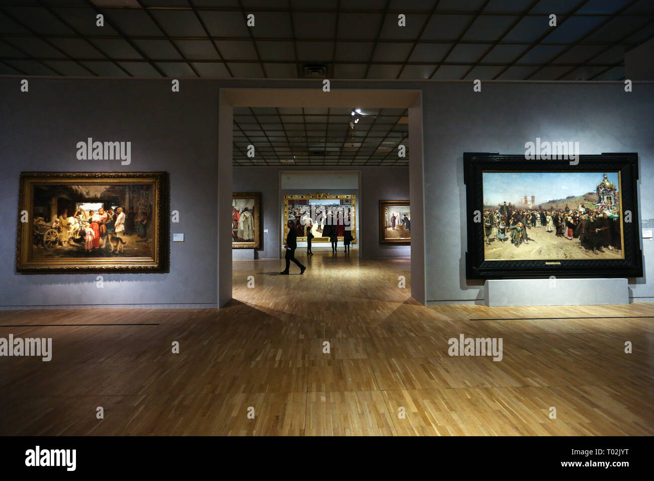 Moscou, Russie. Mar 15, 2019. Vu les visiteurs d'examiner les œuvres de Ilya Repin lors de l'exposition.Aperçu du média de l'exposition ''Ilya Repin'' a eu lieu à la nouvelle Galerie nationale Tretiakov de Moscou, l'exposition présente des peintures d'Ilia Efimovitch Répine et couvre 50 années de l'œuvre de l'artiste. Crédit : Igor Russak SOPA/Images/ZUMA/Alamy Fil Live News Banque D'Images