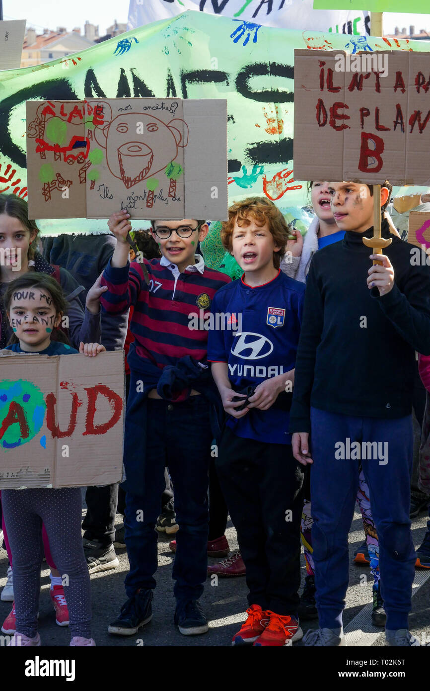 Lyon, France. 16 mars 2019. Les protestataires sont vus à Lyon (Centre-est de la France) le 16 mars 2019, holding signs car ils prennent part à la 'Marche du siècle' pour exiger des réponses au changement climatique. Crédit photo : Serge Mouraret/Alamy Stock Photo Credit : Serge Mouraret/Alamy Live News Banque D'Images