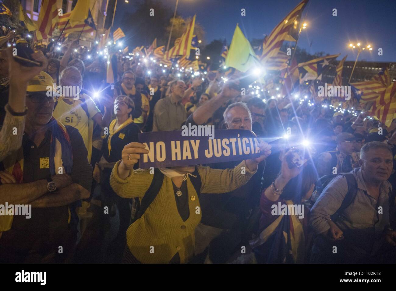 Madrid, Espagne. Mar 16, 2019. Des manifestants sont vus clignotement des feux lors de la marche.Des milliers de personnes à Madrid mars pour renouveler l'appel à un vote et revendiquer leurs droits à l'autodétermination. Crédit : Bruno Thevenin/SOPA Images/ZUMA/Alamy Fil Live News Banque D'Images
