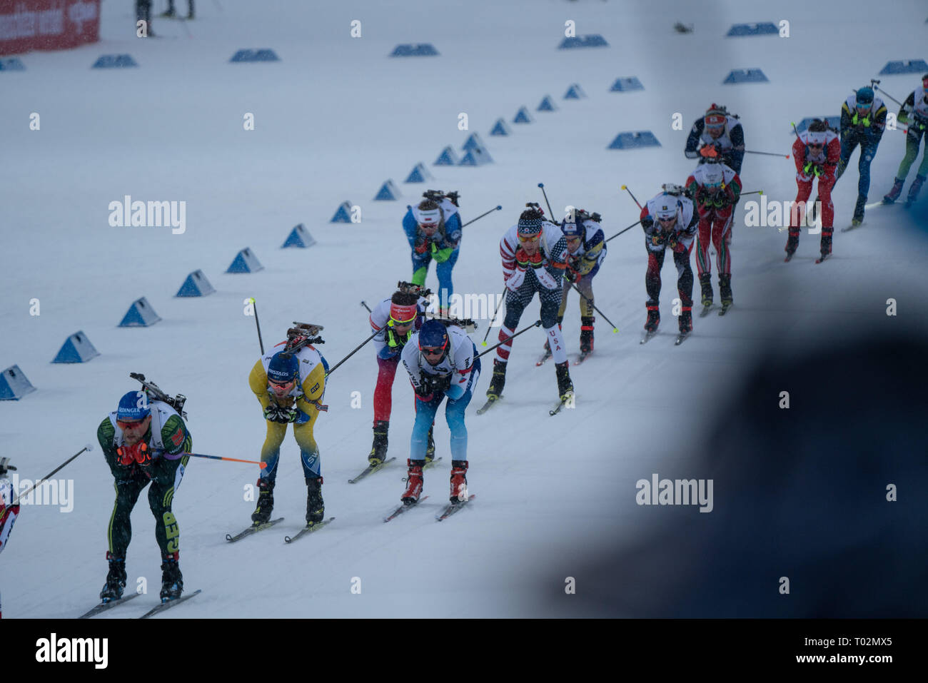 , Stade de ski d'Ostersund, Suède, 17 mars 2019 c'était les hommes et les femmes à la journée des relais aux Championnats du monde de Biathlon IBU et 20 000 fans rempli le stade à Östersund. Sur la photo : Les hommes sont venus dans la gamme pour le premier tir. Photo : Rob Watkins/Alamy News Banque D'Images