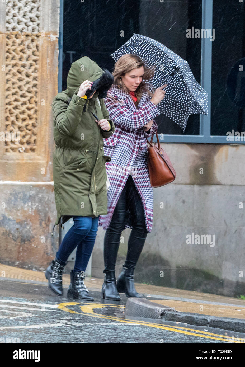 Harrogate, Royaume-Uni. 16 mars 2019. Les visiteurs à Harrogate connu de forts vents, à la pluie et des températures froides. Credit : James Copeland/Alamy Live News Banque D'Images