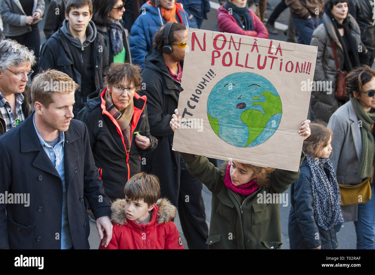 Paris, Ile de France, France. Mar 16, 2019. Un petit enfant vu holding a placard pendant la marche de la grève du siècle à Paris. Des milliers de personnes ont manifesté dans les rues de Paris pour dénoncer l'inaction du gouvernement à propos de l'évolution du climat au cours d'une marche appelée 'Marche du siècle' Credit : Thierry Le Fouille/SOPA Images/ZUMA/Alamy Fil Live News Banque D'Images