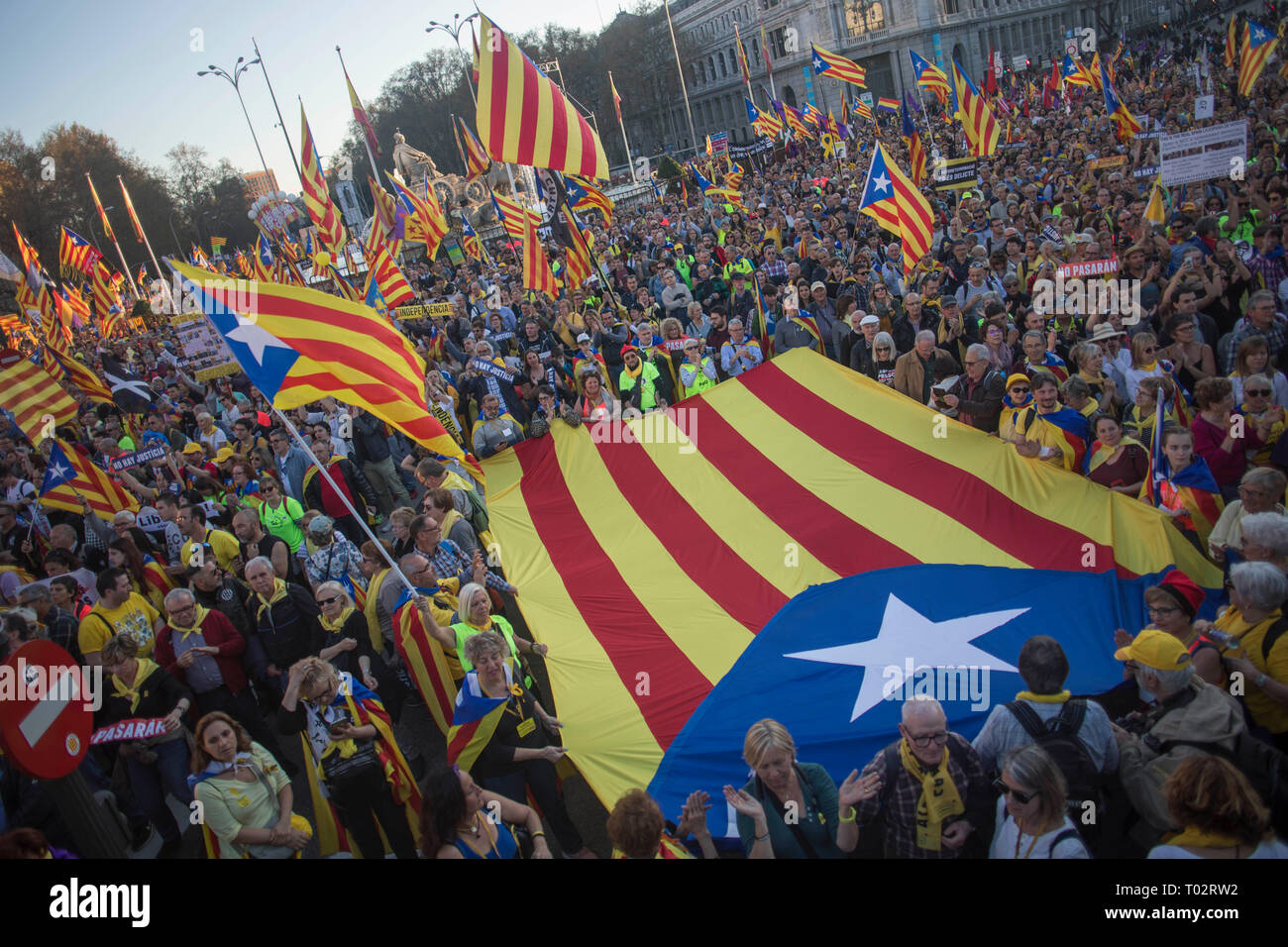 Madrid, Espagne. 16 mars 2019. Un immense drapeau vu parmi les manifestants pendant le mois de mars. Des milliers de personnes à Madrid mars pour renouveler l'appel à un vote et revendiquer leurs droits à l'autodétermination. Credit : SOPA/Alamy Images Limited Live News Banque D'Images