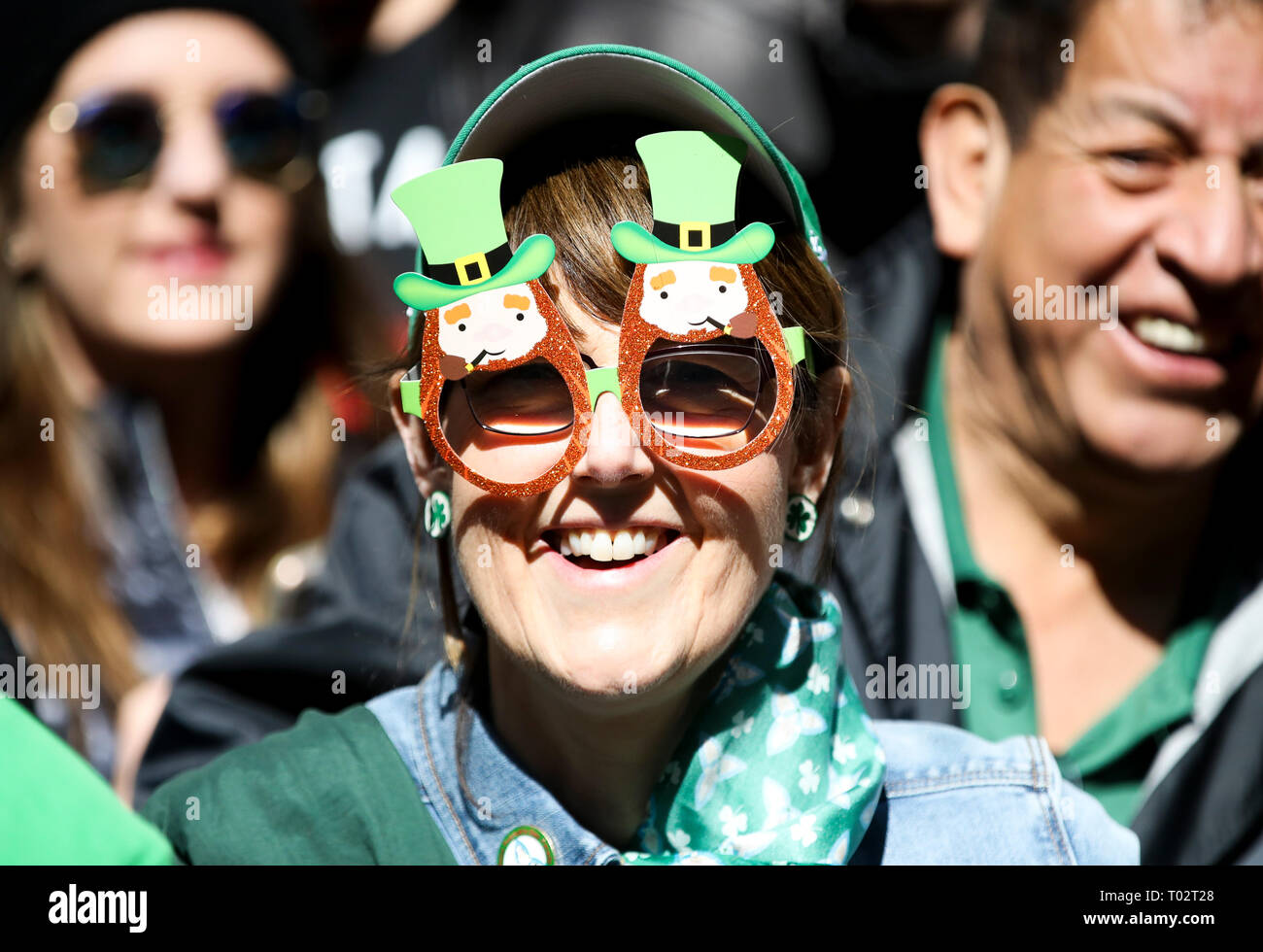 Beijing, USA. Mar 16, 2019. Montres femme un défilé de la Saint-Patrick à New York, États-Unis, le 16 mars 2019. Des centaines de milliers de personnes se sont rassemblées le long de la Cinquième Avenue de New York pour regarder Défilé de la Saint-Patrick le samedi. Le jour de la Saint-patrick est célébrée le 17 mars. Credit : Wang Ying/Xinhua/Alamy Live News Banque D'Images
