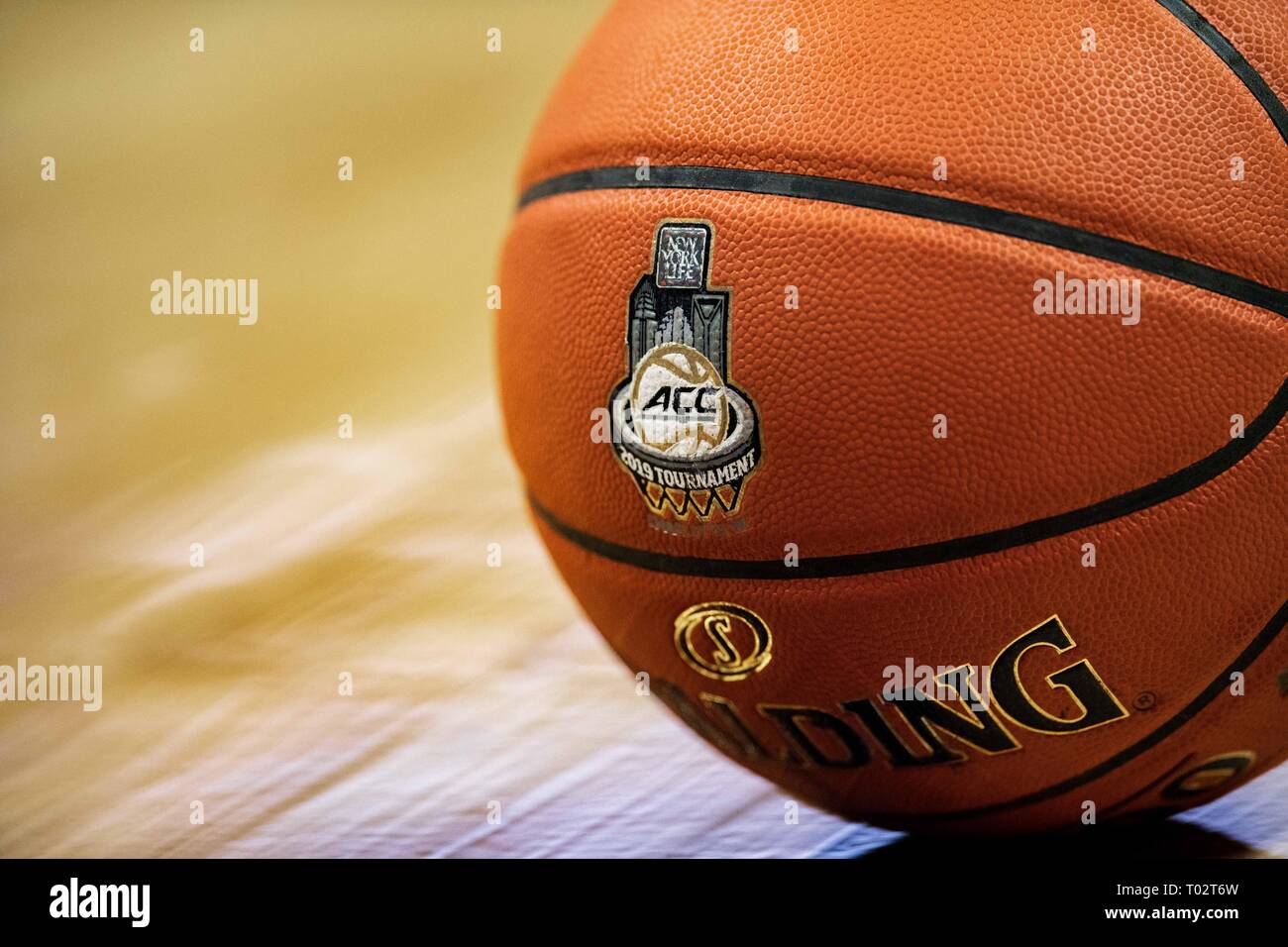 North Carolina, USA. 16 mars 2019. Un tournoi de basket-ball avec le logo pendant le tournoi de basket-ball universitaire ACC match entre la Florida State Seminoles et les Blue Devils de Duke au centre du spectre le samedi 16 mars 2019 à Charlotte, NC. Jacob Kupferman/CSM Crédit : Cal Sport Media/Alamy Live News Banque D'Images