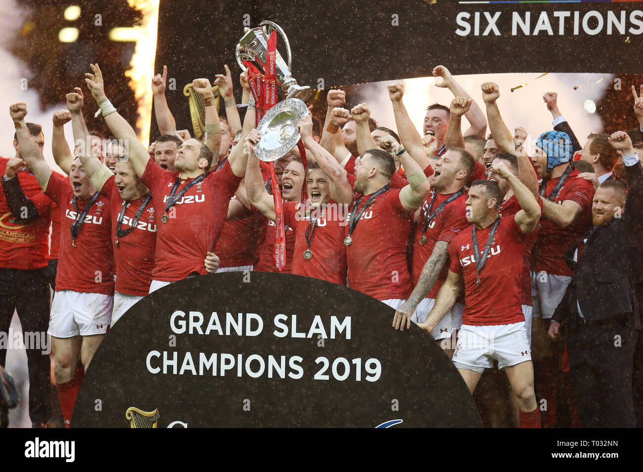 Cardiff, Royaume-Uni. 16 mars 2019. Les joueurs du Pays de Galles qu'ils célèbrent l'ascenseur du trophée pour avoir remporté le championnat de six nations Guinness , Triple couronne et du Grand Chelem. Pays de Galles v Irlande , Six Nations 2019 Guinness international rugby match à la Principauté Stadium de Cardiff, Pays de Galles , Grande-bretagne le samedi 16 mars 2019. Photos par Andrew Verger/Alamy Live News VEUILLEZ NOTER PHOTO DISPONIBLE POUR UN USAGE ÉDITORIAL UNIQUEMENT Crédit : Andrew Orchard la photographie de sport/Alamy Live News Banque D'Images