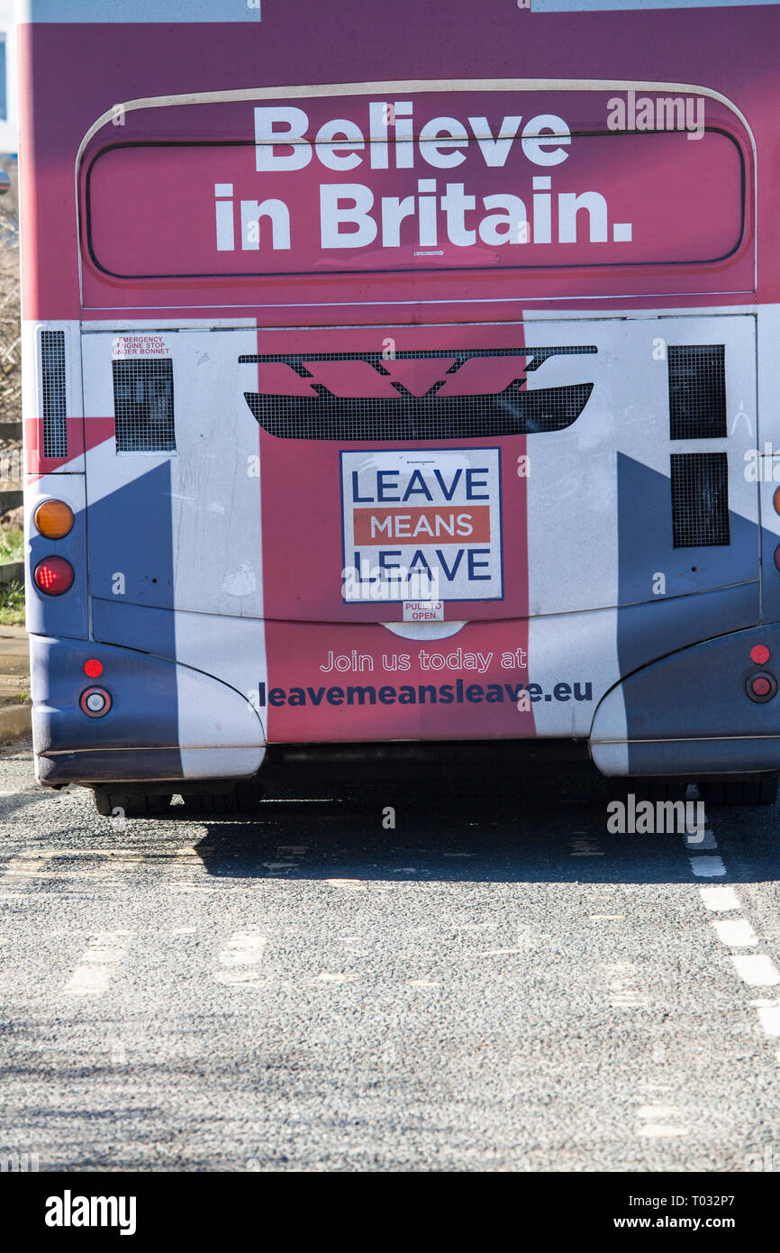 Hartlepool, Royaume-Uni 17 mars 2019. Brexit partisans sur la deuxième étape de la marche à partir de marche de Hartlepool à Middlesbrough. Nigel Farage n'était pas présent.Le bus Brexit stationnée à proximité avec son autorisation signifie laisser poster affiché. Crédit : David Dixon / Alamy Live News Banque D'Images