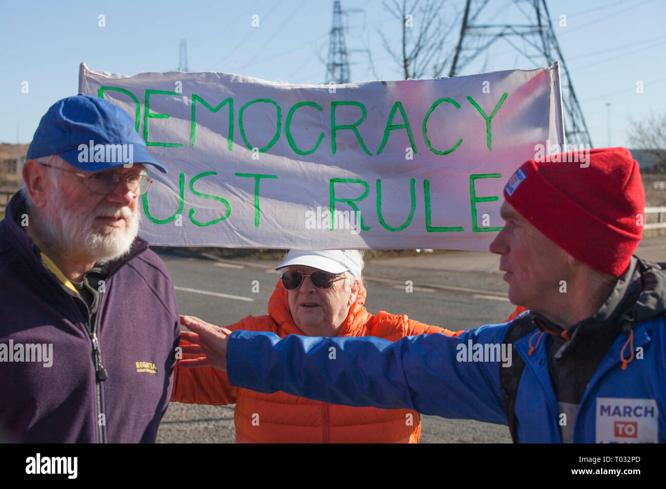 Hartlepool, Royaume-Uni 17 mars 2019. Brexit partisans sur la deuxième étape de la marche à partir de marche de Hartlepool à Middlesbrough. Nigel Farage n'était pas présent.Une femme âgée affiche un "La démocratie doit régner" bannière. Crédit : David Dixon / Alamy Live News Banque D'Images