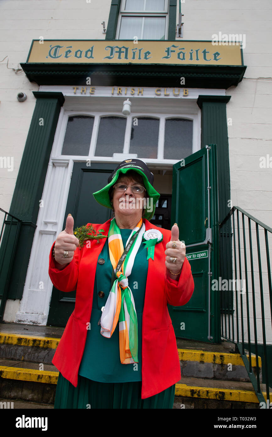 Cheshire, Royaume-Uni. 17 mars 2019. La parade de la St Patrick a eu lieu, à partir de 10h30 le matin de l'Irish Club à Orford Lane pour 'la rivière de la vie' dans Bridge Street dans le centre ville, où peu d'années de service a eu lieu de se rappeler le 25e anniversaire de l'attentat de Warrington Crédit : John Hopkins/Alamy Live News Banque D'Images