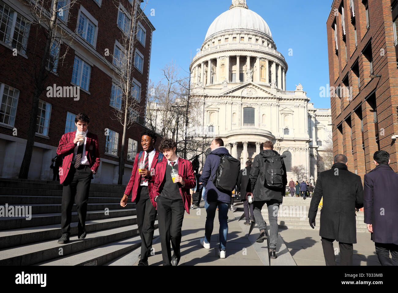 Ville de London School boys élèves étudiants en uniforme bénéficiant du soleil à l'heure du déjeuner près de la Cathédrale St Paul à Londres Angleterre Royaume-uni KATHY DEWITT Banque D'Images