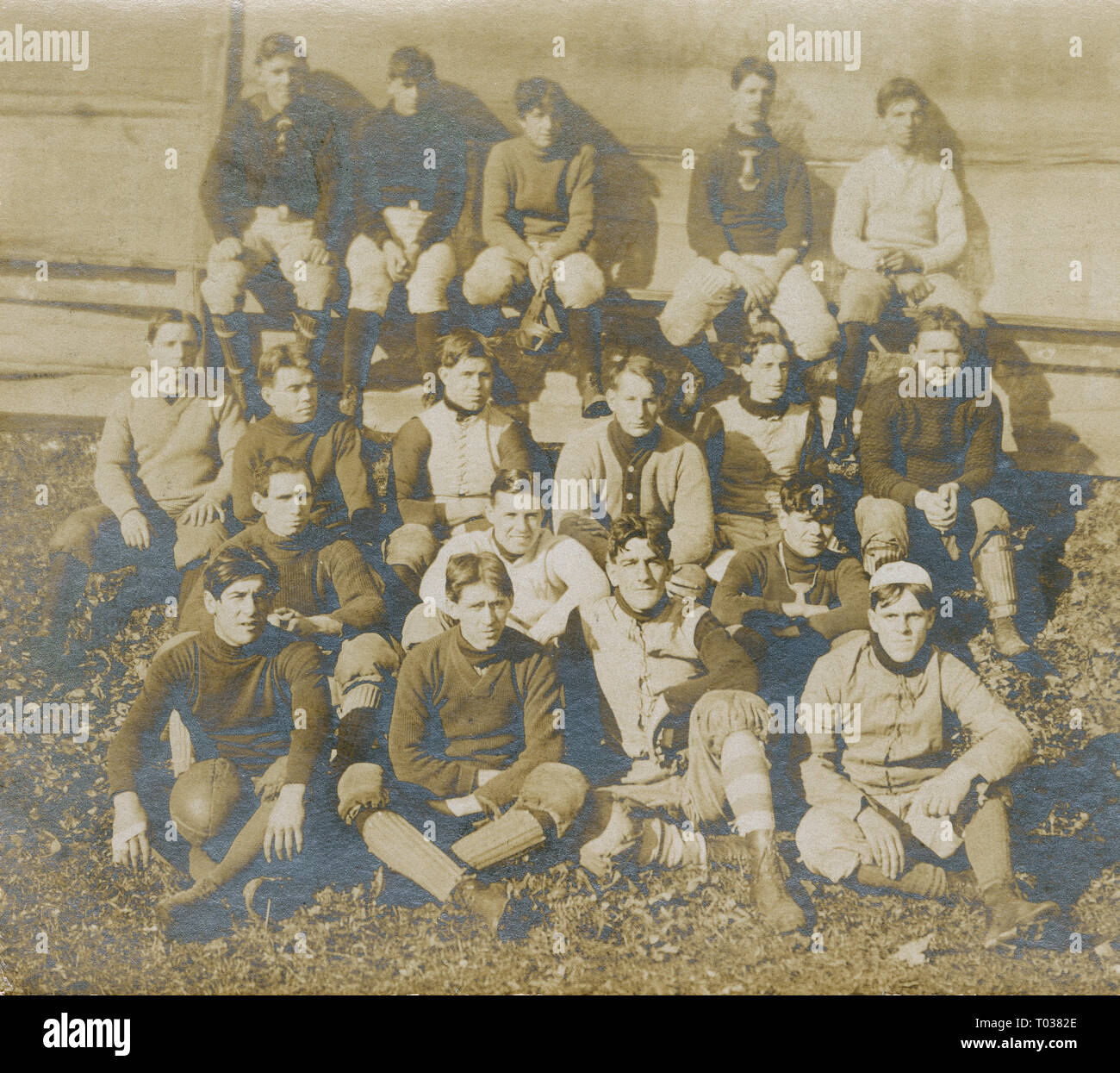 Photographie, c1910 antique de l'équipe de football composée d'un groupe de jeunes hommes. SOURCE : photographie originale Banque D'Images