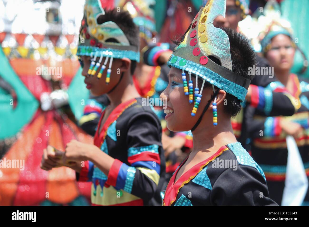 DAVAO CITY, PHILIPPINES—AOÛT 2014: Enfants en costumes colorés au défilé de danse de rue de Kadayawan Banque D'Images