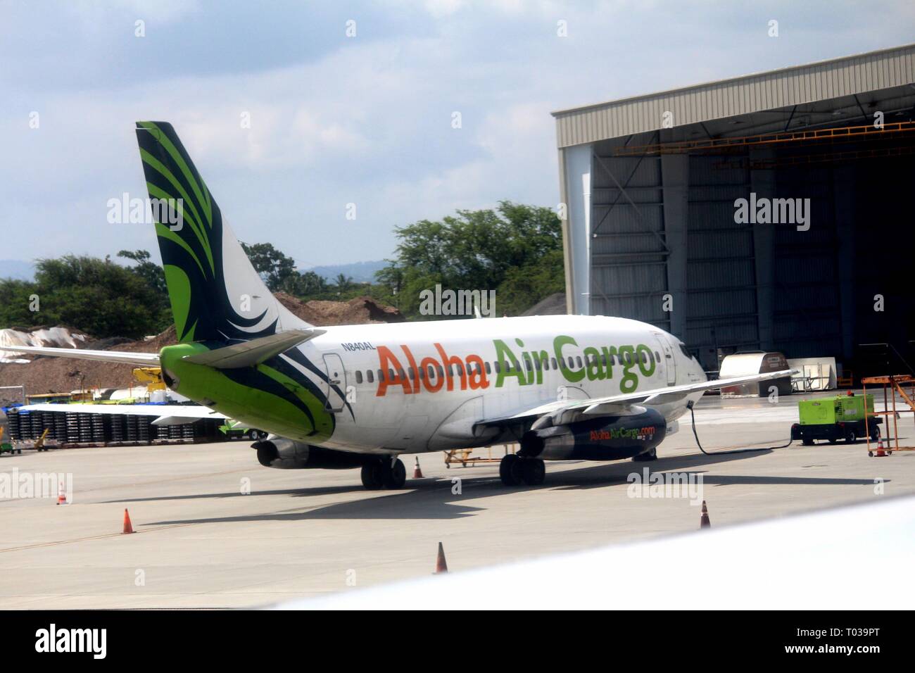 HONOLULU, HAWAÏ—SEPTEMBRE 2015 : un avion couleur Aloha Air Cargo ravitaillé à l'aéroport international d'Honolulu Banque D'Images