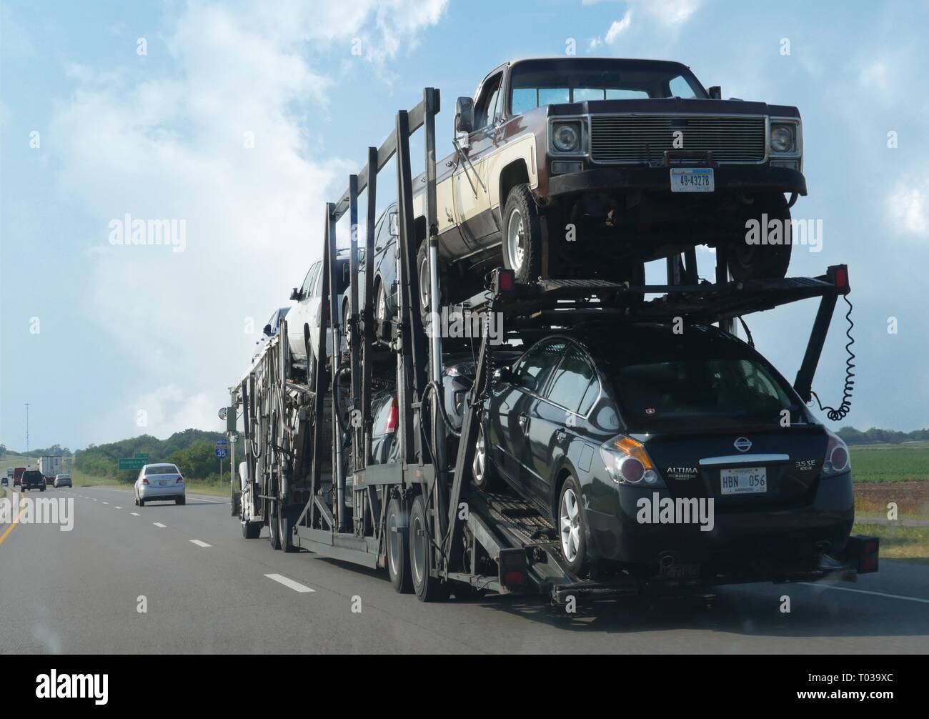 PAULS VALLEY, OKLAHOMA — SEPTEMBRE 2015 : un camion-remorque chargé de différentes voitures qui se déplacent le long de l'Interstate Highway 35 près de Pauls Valley Banque D'Images