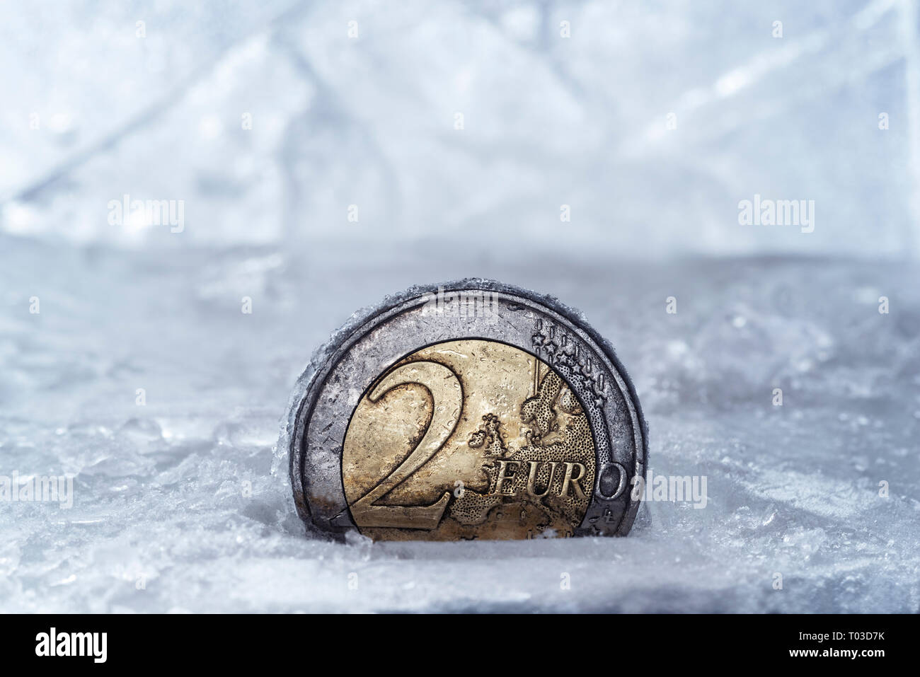 Deux pièce en euros part en suspension dans la glace. Banque D'Images