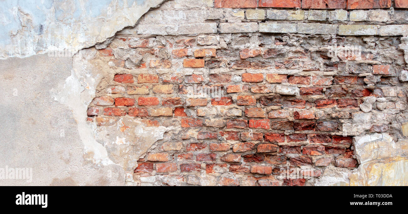 Vieux grungy mur de brique rouge avec fond de stuc beige blanc pelées. Retro Vintage avec mur de plâtre fissuré sale rayé texture background Banque D'Images