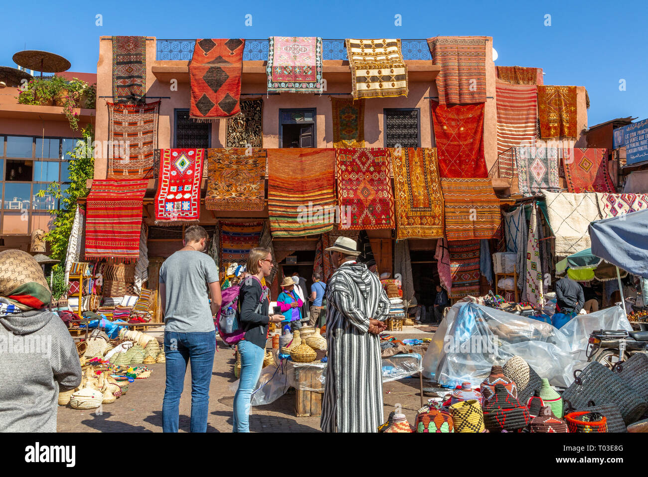 Le dédale de Marrakech médina (vieille ville) district et souks colorés faits main vente de tapis et carpettes et autres produits,Maroc Afrique du Nord Banque D'Images