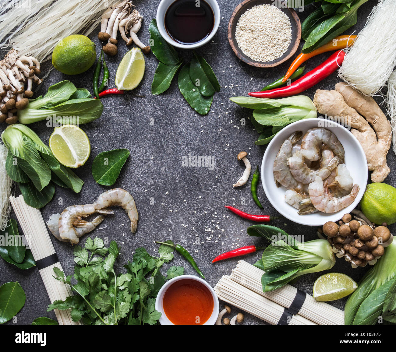 Divers ingrédients asiatiques sur un fond sombre. Ingrédients de cuisine asiatique. Concept d'aliments asiatiques. L'espace ouvert. Vue d'en haut Banque D'Images